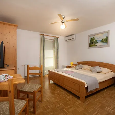 Rooms & Apartments Pr Matjon Guest house